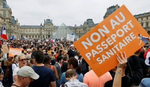 Franca shtyn qytetaret te vaksinohen: Hyrja ne vende publike me pasaporte Covid